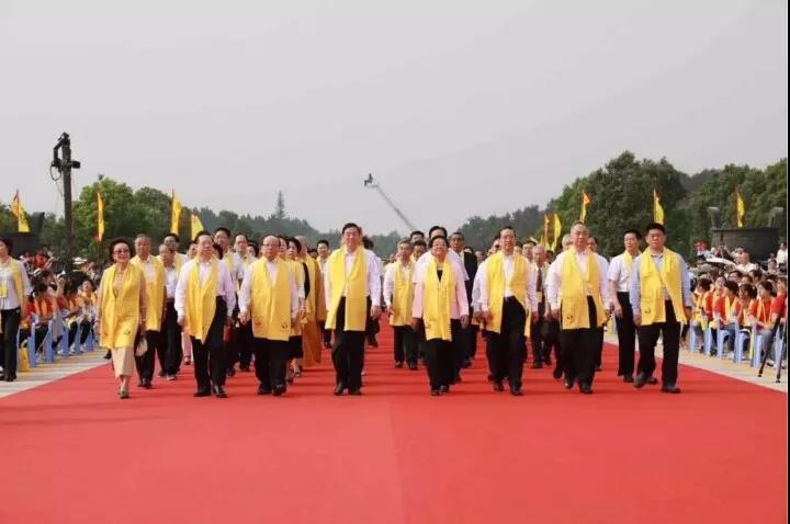 程力批量環(huán)衛(wèi)車助力“2018世界華人尋根節(jié)“環(huán)衛(wèi)清潔，為中國(guó)專汽之都增添榮耀受到社會(huì)各界廣泛贊譽(yù)