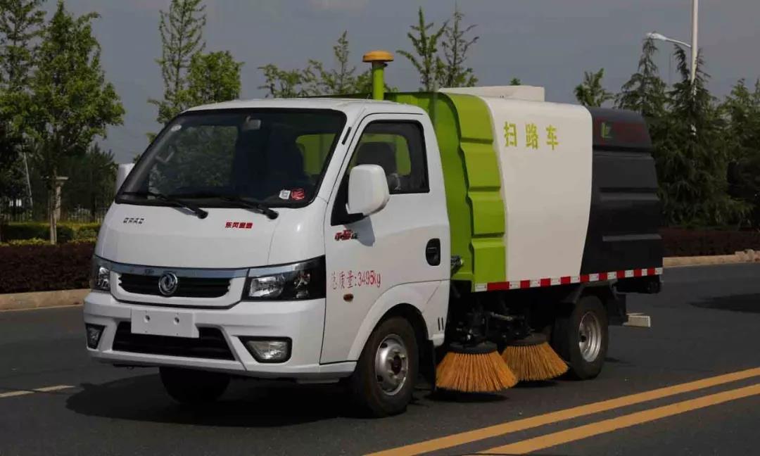 程力批量環(huán)衛(wèi)車助力“2018世界華人尋根節(jié)“環(huán)衛(wèi)清潔，為中國(guó)專汽之都增添榮耀受到社會(huì)各界廣泛贊譽(yù)